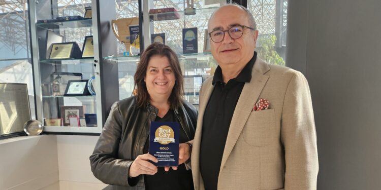 Χρυσό Best City Award στον Δήμο Ηρακλείου Αττικής – Τί δήλωσε η Αιμιλία Τζίβα στον 94.0