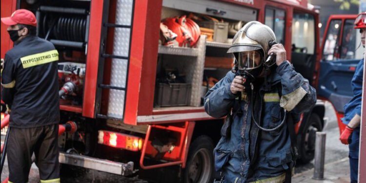 Φωτιά σε διαμέρισμα στο Παγκράτι – Τραυματίστηκε πυροσβέστης