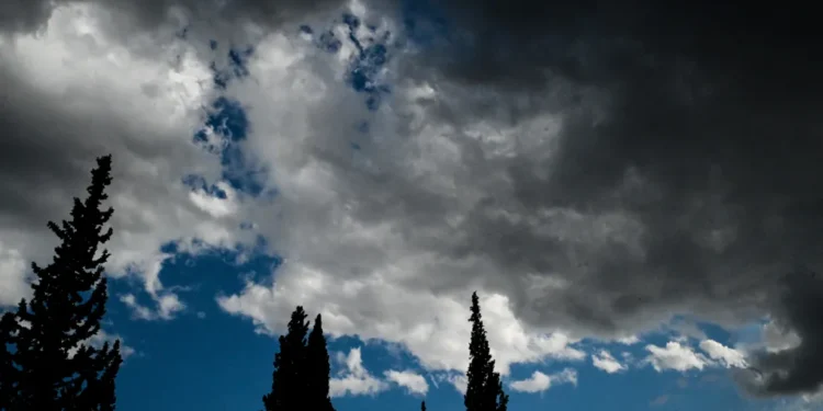 Καιρός: Υψηλές θερμοκρασίες και…. ψιχάλες