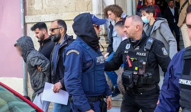 Κακοποίηση 3χρονου: Απολογούνται μητέρα και σύντροφος – Οργισμένο πλήθος στα δικαστήρια