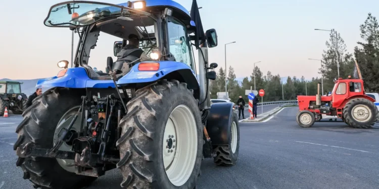 Αποχωρούν από τα μπλόκα της Θεσσαλίας οι αγρότες – Παραμένουν σε εγρήγορση