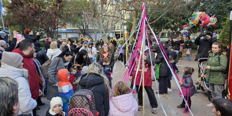 Ηρακλειώτικο Καρναβάλι 2025 – Παραδοσιακά γαϊτανάκια στην κεντρική πλατεία Ηρακλείου Αττικής