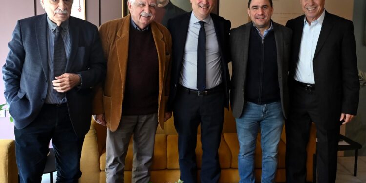 Το «όλον ΠΑΣΟΚ» στην πίτα της παράταξης του Γιάννη Σγουρού