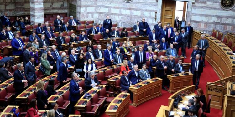 Βουλή: Οξεία αντιπαράθεση για τον χειρισμό της τραγωδίας των Τεμπών