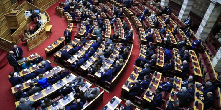 Φωνές και λιποθυμίες έξω από το γραφείο του Μάντζου στη Βουλή – Παρενέβη η φρουρά