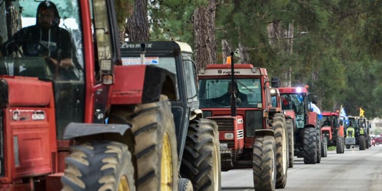 Συνεχίζουν τις κινητοποιήσεις τους οι αγρότες της Θεσσαλίας