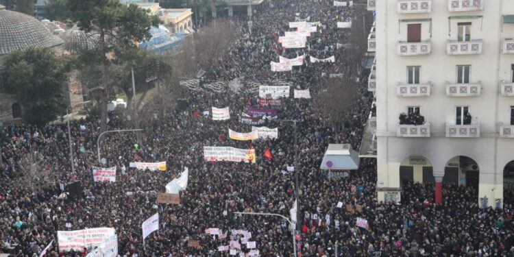 Θεσσαλονίκη: Χιλιάδες κόσμου ήδη στους κεντρικούς δρόμους- Μαζική η συμμετοχή στις πορείες για τα 2 χρόνια από την τραγωδία των Τεμπών
