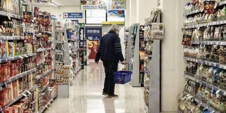 Ποια προϊόντα βάζουν στο «καλάθι» οι Έλληνες καταναλωτές στα σούπερ μάρκετ