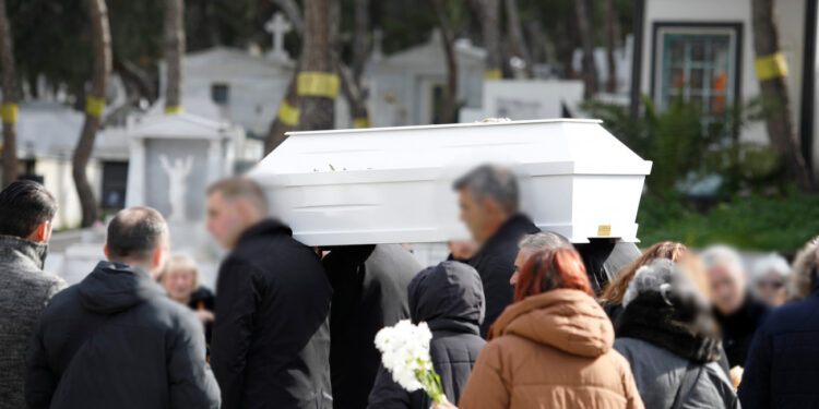 Καλλιθέα: Σε κλίμα οδύνης η κηδεία του 3χρονου που κακοποιήθηκε από τη μητέρα και τον πατριό του