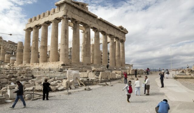Έρευνα: “Τουριστική άνοιξη” για την Αθήνα, “αόρατα” τα νησιά της