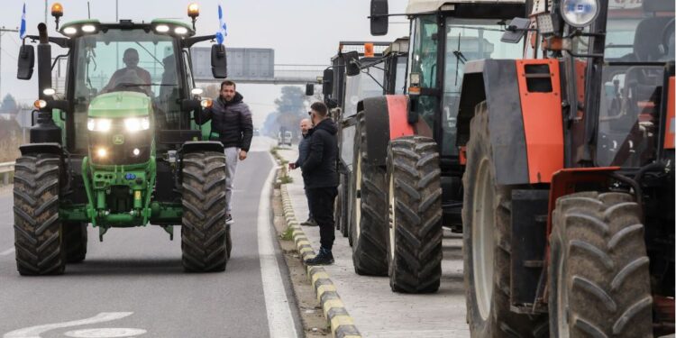 Αγρότες: Ισχυρά παραμένουν τα μπλόκα – Πότε ορίστηκε το ραντεβού με τους υπουργούς