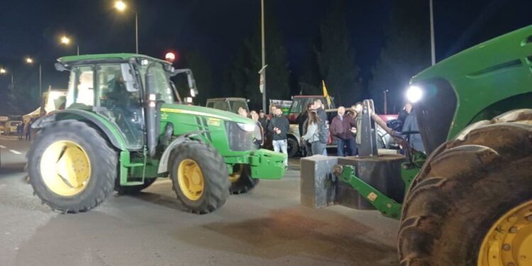 Λάρισα: Το απόγευμα οι αποφάσεις για το μέλλον των αγροτικών κινητοποιήσεων – Επιμένουν για συνάντηση με τον πρωθυπουργό