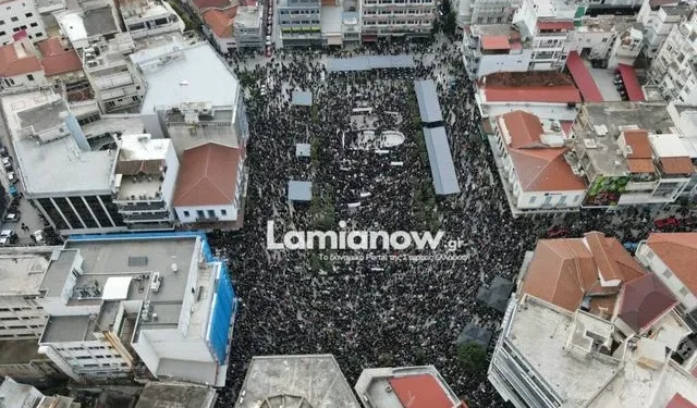 Τέμπη: Μεγαλειώδης συγκέντρωση στη Λαμία – Χιλιάδες στους δρόμους