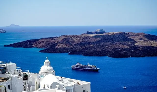 Η σεισμική ακολουθία στη Σαντορίνη βάζει “στον πάγο” το Τέλος Κρουαζιέρας