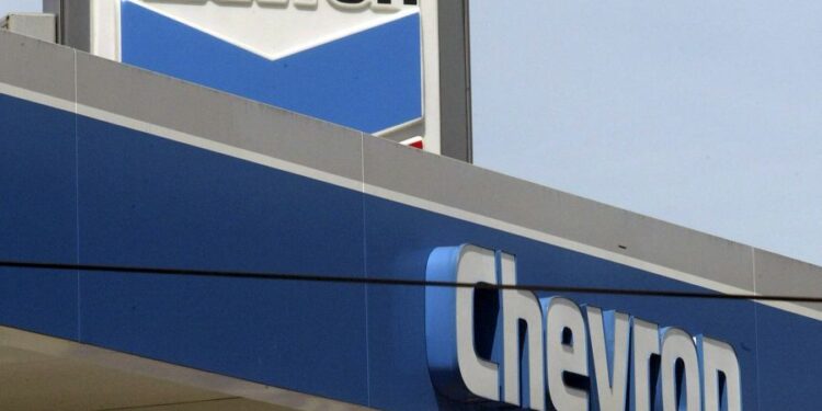 Chevron: Επιβεβαιώνει το ενδιαφέρον της για έρευνες σε θαλάσσια οικόπεδα σε τρεις περιοχές