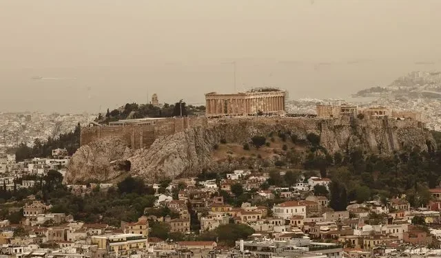 Καιρός: Διπλό κύμα ζέστης με αφρικανική σκόνη – Έρχονται “30άρια”