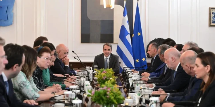 Την Τετάρτη στο υπουργικό η νέα αύξηση του κατώτατου μισθού – Πως επηρεάζονται επιδόματα και Δημόσιο