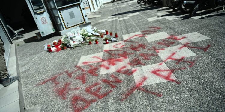 Γυναικοκτονία στους Αγίους Αναργύρους: Στην ανακρίτρια οι αστυνομικοί που δεν προστάτεψαν την Κυριακή Γρίβα