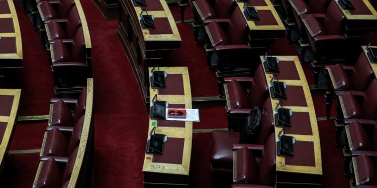 Βουλή: Υπερψηφίστηκε η τροπολογία για τις ασφαλιστικές εισφορές