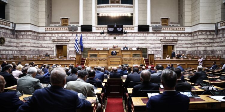 Τέμπη: Στη Βουλή η προανακριτική για Τριαντόπουλο – «Δεν θα γίνει τίποτα» λένε οι γονείς και συγγενείς των θυμάτων