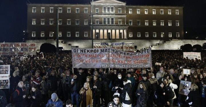 Χιλιάδες πολίτες στους δρόμους στο συλλαλητήριο για τα Τέμπη – Εκτεταμένα επεισόδια