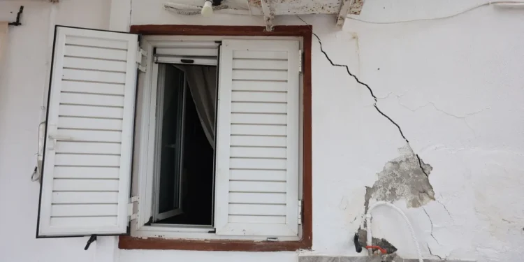 Ρηγματώσεις στις Βούτες: «Πρόκειται για κατολίσθηση» λέει ο καθηγητής του ΕΜΠ Κ. Λουπασάκης