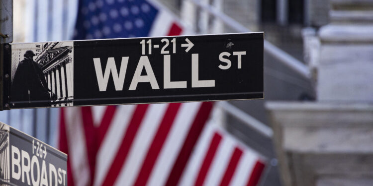 Βαριές απώλειες στη Wall Street εν μέσω φόβων για ύφεση λόγω δασμών