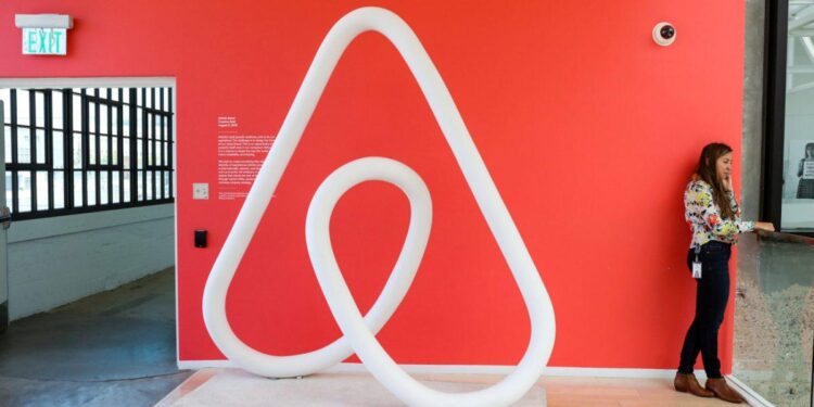 Airbnb: Η επέλαση της βραχυχρόνιας μίσθωσης στην Αττική – «Χαμός σε Πλάκα και Κουκάκι»