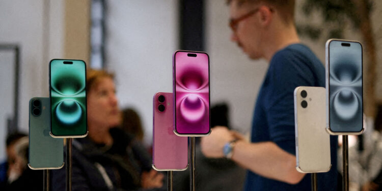Τα iPhone μπορεί να γίνουν απλησίαστα για τους Αμερικανούς μετά τους δασμούς Τραμπ