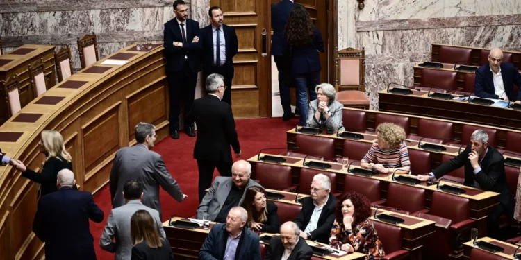 Βουλή για Τριαντόπουλο: Αποχώρησε ο ΣΥΡΙΖΑ από την συνεδρίαση