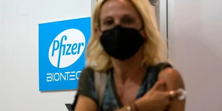 Έρευνα: Κάνατε δύο δόσεις εμβολίου στο ίδιο μπράτσο; Τότε θα είναι πιο αποτελεσματικό