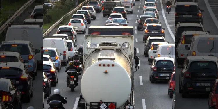 Κίνηση: Κυκλοφοριακό κομφούζιο στον Κηφισό – Μεγάλες καθυστερήσεις στην Αττική Οδό