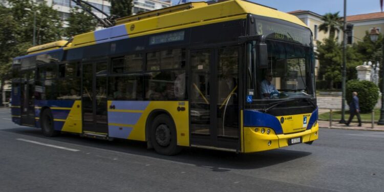 Πρωτομαγιά: Στάσεις εργασίας σε λεωφορεία και τρόλεϊ – Θα κινούνται 09:00-21:00