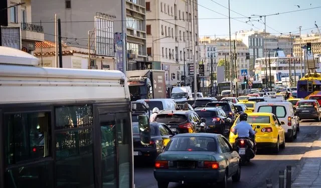 Κίνηση στους δρόμους: “Φρακαρισμένος” ο Κηφισός και το κέντρο