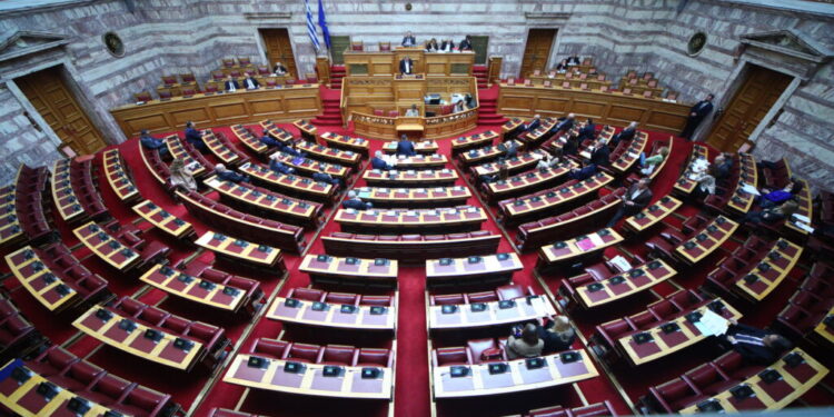 Στη Βουλή η δικογραφία για τα Τέμπη: Ξεκίνησε η διαδικασία της ανάγνωσης