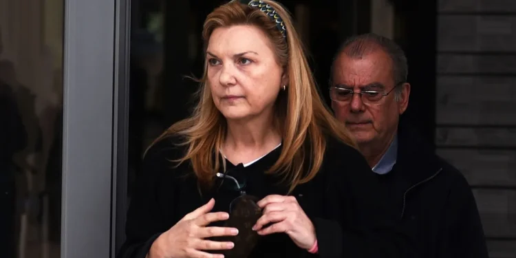 Δίκη Φιλιππίδη: Στέκομαι δίπλα του, ο Πέτρος δεν είναι βιαστής λέει η σύζυγός του