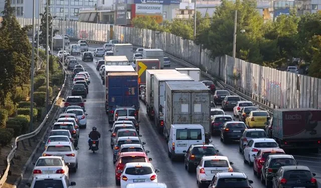Κίνηση στους δρόμους: Ουρές χιλιομέτρων στον Κηφισό, στο “κόκκινο” η Κηφισίας