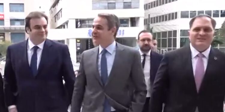 Στην ΑΑΔΕ ο Μητσοτάκης, συνοδευόμενος από τον Πιερρακάκη