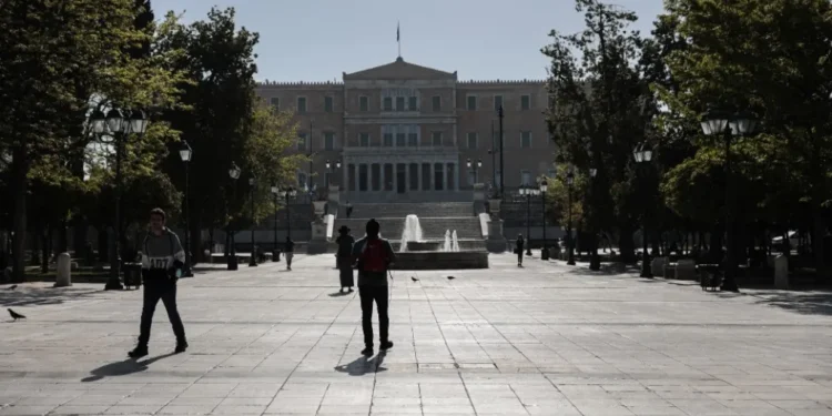 Καιρός: Ζεσταίνει ο καιρός, μυρίζει καλοκαίρι