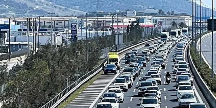 Αττική Οδός: Χώματα στην έξοδο της Μεταμόρφωσης – Κλειστές οι δεξιές λωρίδες