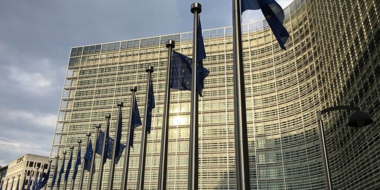 Κομισιόν: Κατατέθηκε το ελληνικό αίτημα ενεργοποίησης της ρήτρας διαφυγής για τις αμυντικές δαπάνες