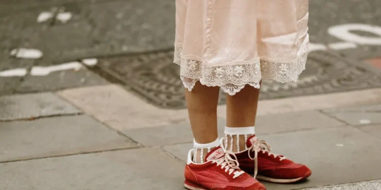 Sneaker reboot 2025: Η αναγέννηση του απόλυτου streetwear statement- Φέτος η μόδα αγαπάει τα χρώματα