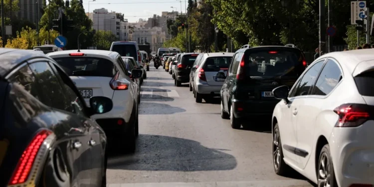 Κίνηση: Στο «κόκκινο» ο Κηφισός και το κέντρο – Καθυστερήσεις στην Αττική Οδό