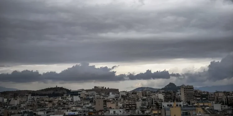 «Τέλος» στην καλοκαιρία του Πάσχα – Μπόρες από το απόγευμα και σε Αττική