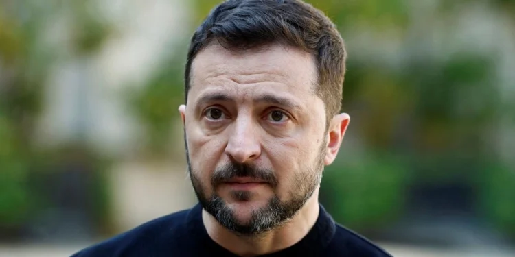Εσπευσμένη επιστροφή Ζελένσκι στο Κίεβο μετά το ρωσικό βομβαρδισμό – «Σκοτώνουν το λαό μας»