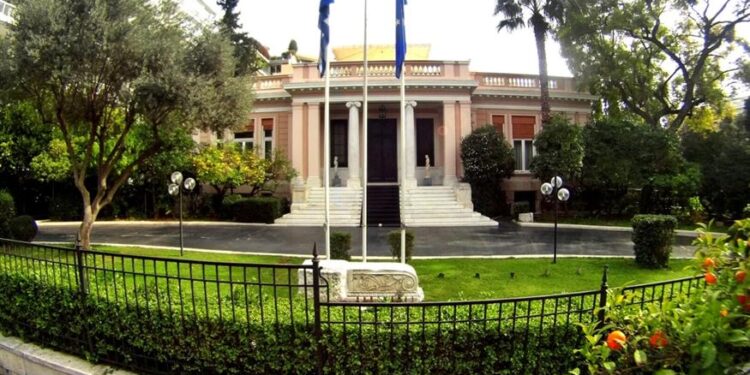 Τι δείχνουν οι πρώτες δημοσκοπήσεις μετά το πακέτο μέτρων: Τέσσερα μηνύματα για την κυβέρνηση