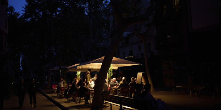 Αποκαθίσταται σταδιακά η ηλεκτροδότηση στην Ισπανία και την Πορτογαλία – «15GW χάθηκαν σε 5 δευτερόλεπτα»