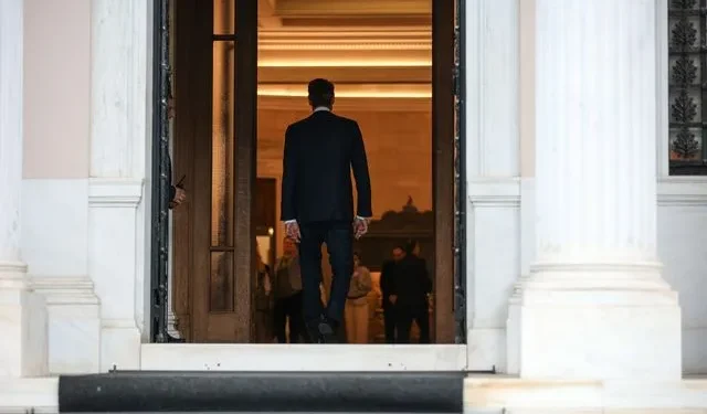 Restart επιδιώκει η κυβέρνηση – Οι επισκέψεις Μητσοτάκη σε υπουργεία και το μπαράζ νομοσχεδίων