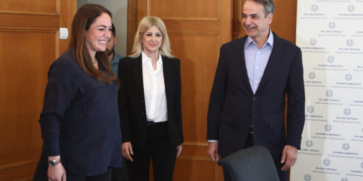 Eπίσκεψη του Πρωθυπουργού στο υπ. Κοινωνικής Συνοχής και Οικογένειας – Στεγαστικό και δημογραφικό στο επίκεντρο