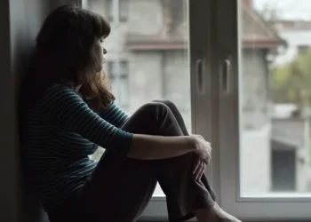Γιατί η μοναξιά στην Ελλάδα χτυπάει “κόκκινο” – Τι αποκαλύπτει πολυεθνική μελέτη